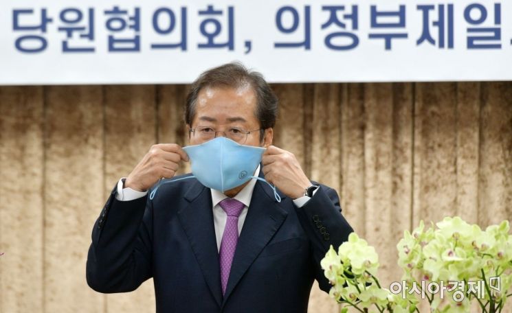 홍준표 국민의힘 대선 경선 후보가 14일 경기도 의정부 제일시장내 상가번영회에서 열린 의정부갑,을 당원인사 행사에 참석, 발언을 마친 후 마스크를 쓰고 있다./윤동주 기자 doso7@