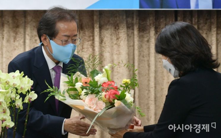 홍준표 국민의힘 대선 경선 후보가 14일 경기도 의정부 제일시장내 상가번영회에서 열린 의정부갑,을 당원인사 행사에 참석, 지지자에게 꽃다발을 받고 있다./윤동주 기자 doso7@