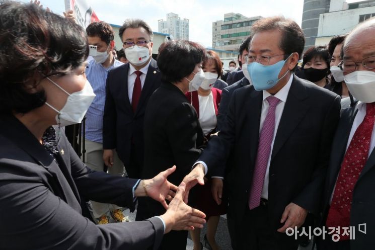홍준표 국민의힘 대선 경선 후보가 14일 경기도 의정부 제일시장내 상가번영회에서 열린 의정부갑,을 당원인사 행사에 참석, 지지자들과 인사를 나누고 있다./윤동주 기자 doso7@