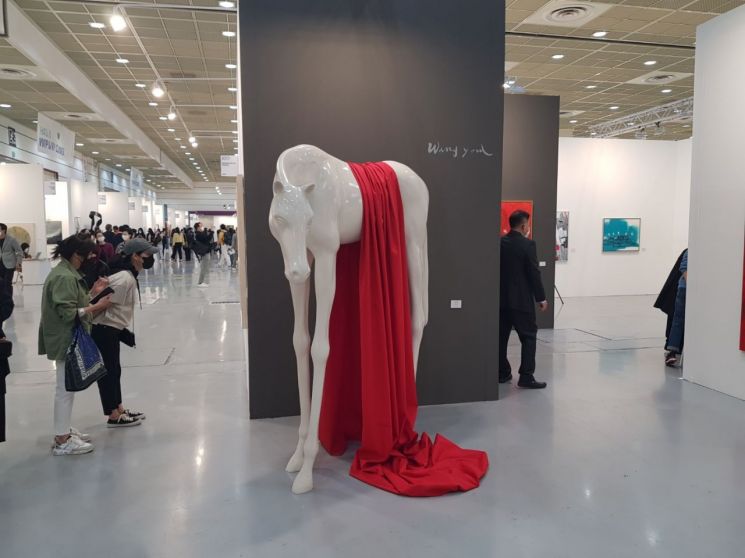 13일 서울 강남구 삼성동 코엑스에서 개막한 국내 최대 미술 장터 한국국제아트페어(KIAF)의 전시장 전경.