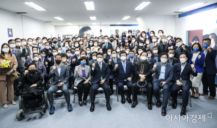 이낙연 더불어민주당 대선경선 전 후보와 캠프 관계자들이 14일 서울 여의도 대산빌딩에서 열린 캠프 해단식에 참석, 기념사진을 촬영하고 있다./사진=이낙연 캠프