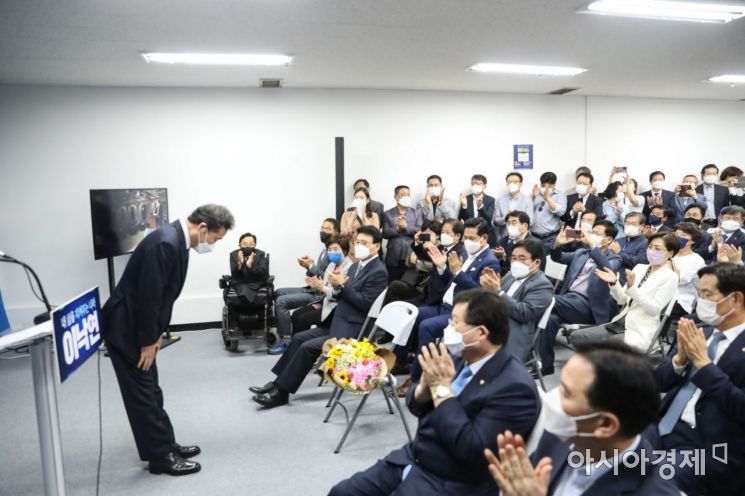 이낙연 더불어민주당 대선경선 전 후보가 14일 서울 여의도 대산빌딩에서 열린 캠프 해단식에 참석, 발언을 마친 후 캠프 관계자들에게 고개를 숙이고 있다./사진=이낙연 캠프