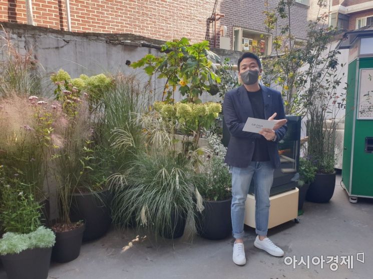 14일 서울 성수동 복합문화공간 플라츠에 설치된 팝업스토어 '틔운 하우스'에서 신개념 식물생활가전 'LG 틔운'을 소개하고 있는 LG전자 스프라우트 컴퍼니 신상윤 대표.