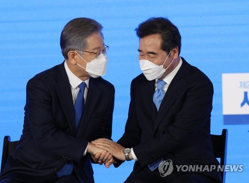더불어민주당 제20대 대통령 후보에 선출된 이재명 경기도지사가 지난 10일 오후 서울 송파구 올림픽공원 SK올림픽핸드볼경기장에서 열린 서울 합동연설회에서 이낙연 경선 후보의 축하를 받고 있다. /사진=연합뉴스