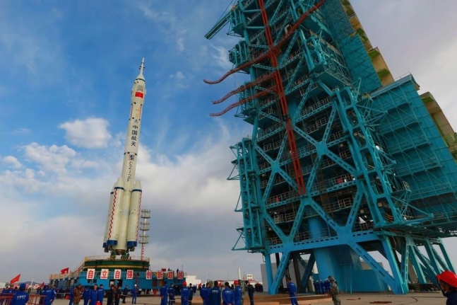 중국이 유인우주선 '선저우 13호'를 16일 0시 23분(한국시간 오전 1시 23분)에 발사한다고 중국유인우주국(CMSA)이 14일 발표했다. 사진은 '선저우 13호'가 실려 발사될 창정-2F 로켓, 사진 = AFP/연합