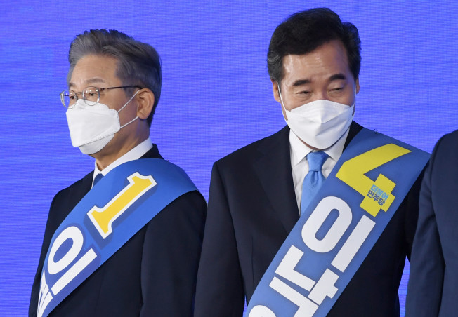 지난 10일 오후 서울 송파구 올림픽공원 SK핸드볼경기장에서 열린 제20대 대통령선거 후보자 선출을 위한 서울 합동연설회에서 당시 이재명, 이낙연 후보가 포토타임을 마치고 있다. /사진=연합뉴스