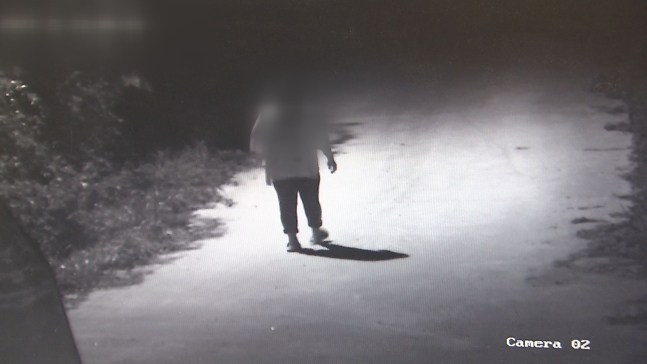 남자친구 A군의 말에 속아 사건 현장으로 홀로 걸어 내려가는 F양의 모습이 담긴 CCTV 화면. /사진=전남 화순경찰서 제공