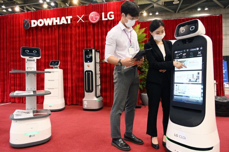 LG전자가 '2021 호텔쇼'에 참가해 LG 클로이 로봇 솔루션을 소개하고 있다.(사진제공=LG전자)