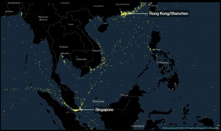 태풍 '곤파스' 영향으로 홍콩 항과 싱가포르 항에서 선박 적체 현상이 나타나고 있는 모습 [이미지출처=블룸버그통신]