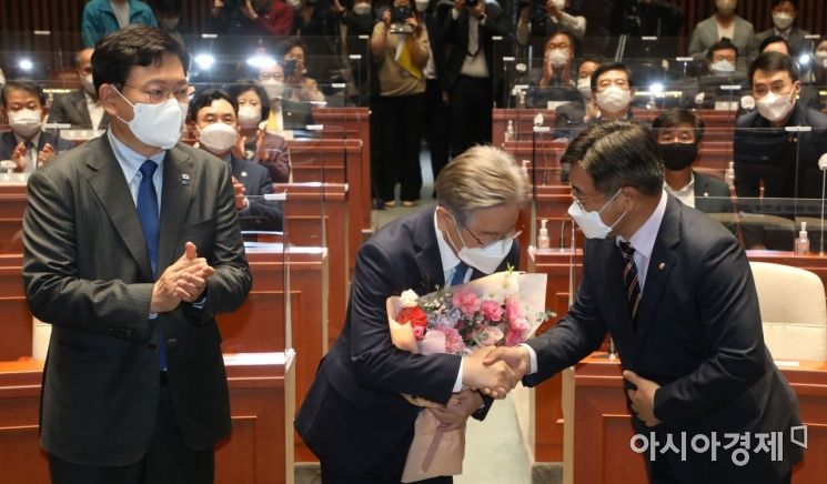 [포토] 이재명, 민주당 의원들과 공식 첫 만남