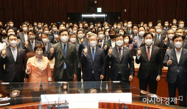 [포토] 이재명, 민주당 의원들과 공식 첫 만남