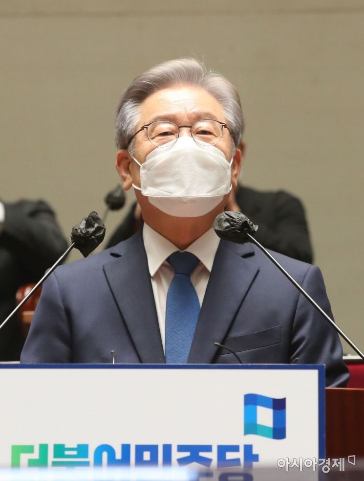 이재명 더불어민주당 대선후보가 15일 국회에서 열린 의원총회에 참석, 인사말을 하고 있다./윤동주 기자 doso7