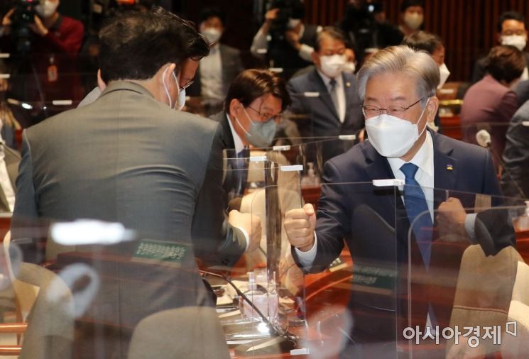 [포토] 이재명, 민주당 의원들과 공식 첫 만남