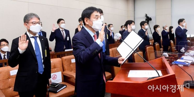 이주열 한국은행 총재가 15일 국회에서 열린 국회 기획재정위원회의 한국은행에 대한 국정감사에 출석, 증인선서를 하고 있다./윤동주 기자 doso7@