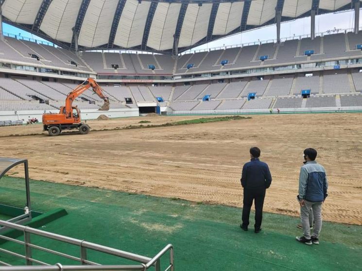 서울월드컵(상암)경기장 하이브리드 잔디 깔아  