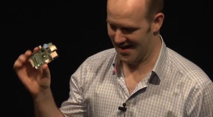 지난 2012년 한 강연회에서 라즈베리파이에 대해 설명하고 있는 개발자 에벤 업튼. / 사진='TED' 유튜브 영상 캡처