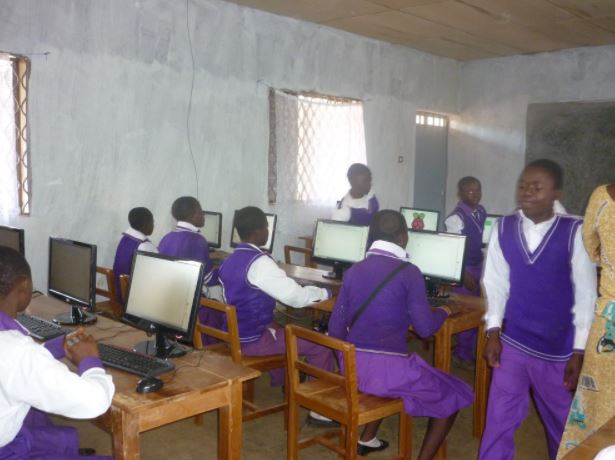 라즈베리파이 SBC를 이용해 컴퓨터 학습실을 차린 카메룬의 한 학교 모습 / 사진=라즈베리파이 공식 홈페이지 캡처