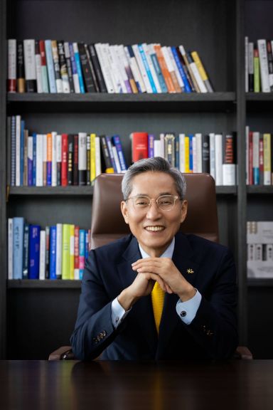 [신년사]윤종규 KB금융 회장 "최고의 고객경험 제공 넘버원 금융플랫폼"