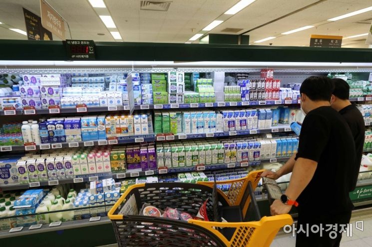 우유 업체들이 유제품 가격을 잇따라 올리고 있다. 남양유업은 지난 14일 우유 제품 가격을 평균 4.9% 인상했다. 서울우유도 지난 1일 우유 제품 가격을 평균 5.4% 올렸다. 사진은 지난 10월15일 서울의 한 대형마트 우유 판매대에서 고객이 제품을 고르는 모습. /문호남 기자 munonam@