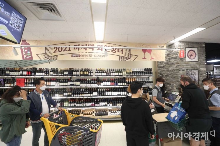 15일 서울 이마트 용산점에서 시민들이 와인을 살펴보고 있다. 이마트는 오는 20일까지 와인 1,500여 개 품목을 할인 판매하는 하반기 와인 장터를 연다. 와인의 대중화로 와인 수요가 증가하고 있으며 이마트의 경우 올해 1∼9월 와인 매출이 지난해 같은 기간보다 37.6% 증가하며 전체 주류 매출에서 29.7%를 차지했다. /문호남 기자 munonam@