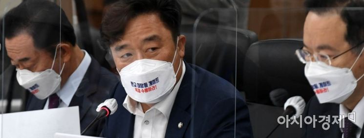 정동만 의원을 비롯한 국민의힘 의원들이 15일 인천 영종도 인천국제공항공사에서 열린 인천국제공항공사·한국공항공사 등에 대한 2021 국회 국토교통위원회 국정감사에서 '판교 대장동 게이트 특검 수용하라'고 쓰인 마스크를 쓰고 국감장에 참석해 있다.