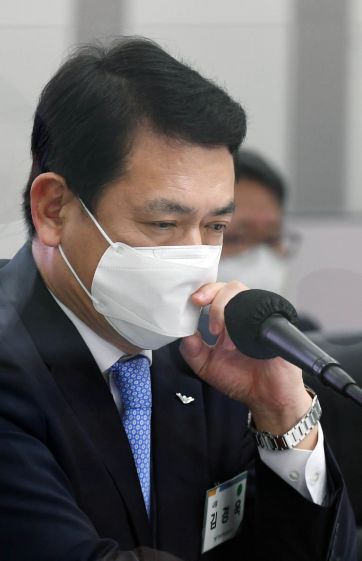 김경욱 인천국제공항공사 사장이 15일 인천 영종도 인천국제공항공사에서 열린 인천국제공항공사·한국공항공사 등에 대한 2021 국회 국토교통위원회 국정감사에서 생각에 잠겨 있다.