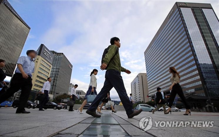서울 종로구 광화문 세종대로 사거리에서 출근길 시민들이 발걸음을 옮기고 있다. 사진은 기사 중 특정 표현과 무관.