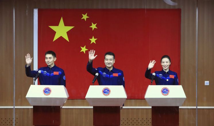 중국 유인우주선 '선저우 13호'에 탑승할 우주비행사들. 왼쪽부터 예광푸, 자이즈강, 왕야핑 [이미지출처=연합뉴스]