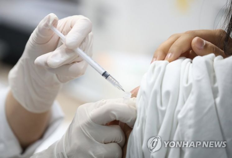 지난달 7일 오후 서울 마포구민체육센터에 마련된 코로나19 예방접종센터에서 의료진이 화이자 백신을 접종하고 있다. [사진=연합뉴스]