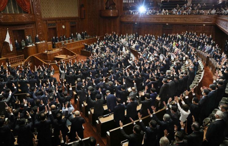 지난 14일 일본 도쿄 의사당에서 중의원 해산이 선포되는 모습 [이미지출처=연합뉴스]