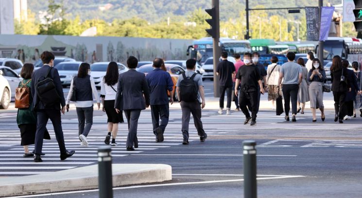 서울 광화문 세종대로사거리에서 출근길 시민들이 발걸음을 옮기고 있다./사진=연합뉴스