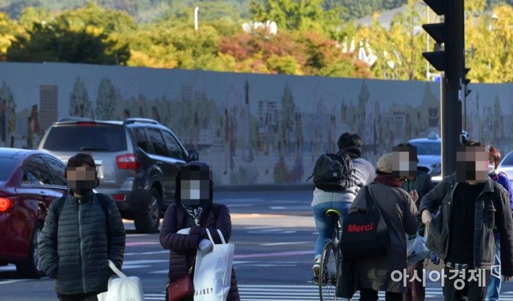 17년만에 한파특보가 발령된 17일 서울 광화문광장을 찾은 시민들이 두꺼운 겨울옷을 입고 있다./윤동주 기자 doso7@