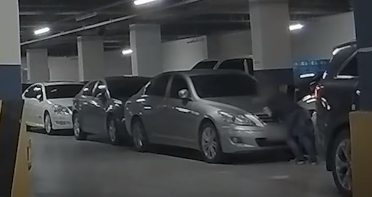 지난 15일 유튜브 채널 한문철TV에는 주차장에서 자신의 차량을 가로막은 이중주차 차량 여러 대를 한 번에 밀어 출차 공간을 확보한 운전자의 모습이 담긴 블랙박스 영상이 올라왔다. [사진=유튜브 한문철TV 캡처]