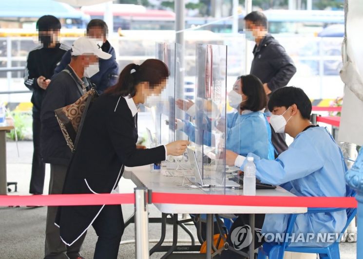 지난 14일 오전 서울역 광장에 마련된 코로나19 임시선별검사소를 찾은 시민들이 검체 검사를 위해 대기하고 있다. [사진=연합뉴스]