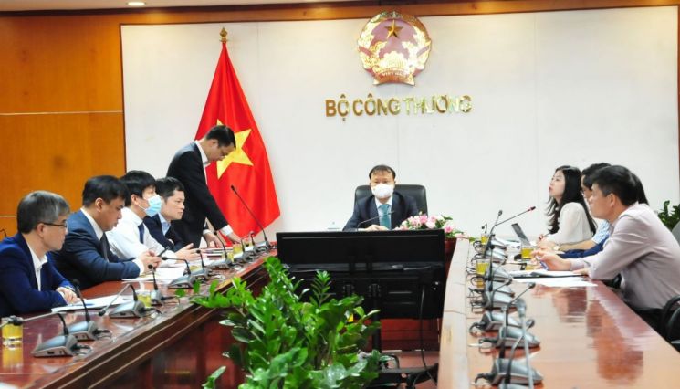 지난 14일 베트남 산업무역부가 삼성전자 베트남법인 등 제조업체 관계자들과 화상회의를 하고 있다.(사진출처=베트남 산업무역부)