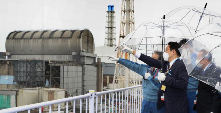 후쿠시마 원전 방문한 기시다 후미오 일본 총리(왼쪽 두번째) [이미지출처=연합뉴스]