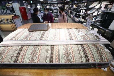 전국 곳곳에 한파특보가 발령된 17일 오전 서울 중구 롯데하이마트 서울역롯데마트점에서 시민들이 전기매트 등 계절가전을 고르고 있다. 연합뉴스