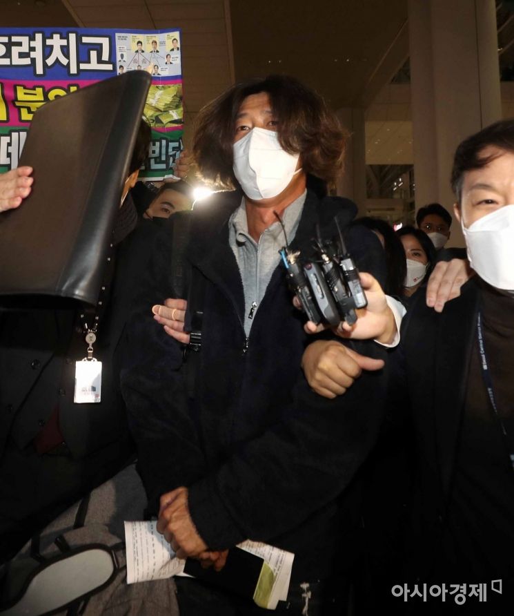 [포토]'대장동 의혹' 남욱 변호사 공항서 검찰에 체포 