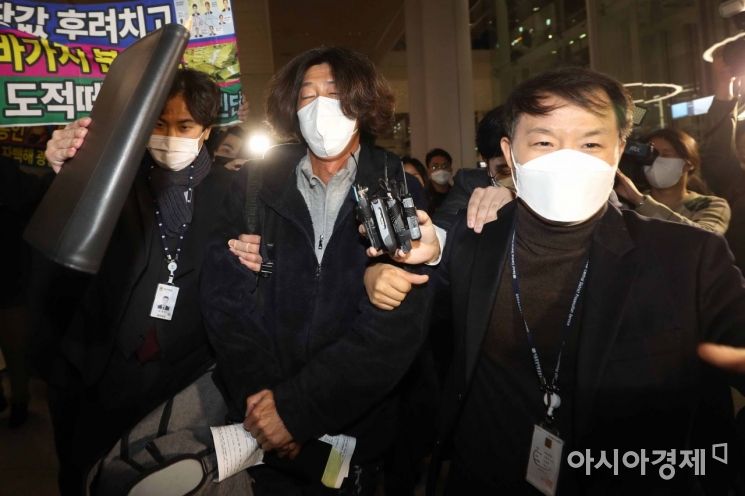 [포토]공항서 체포된 '대장동 핵심' 남욱 변호사 