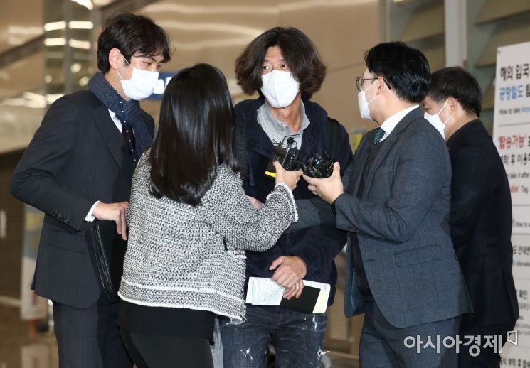 [포토]공항서 체포된 '대장동 핵심' 남욱 변호사 