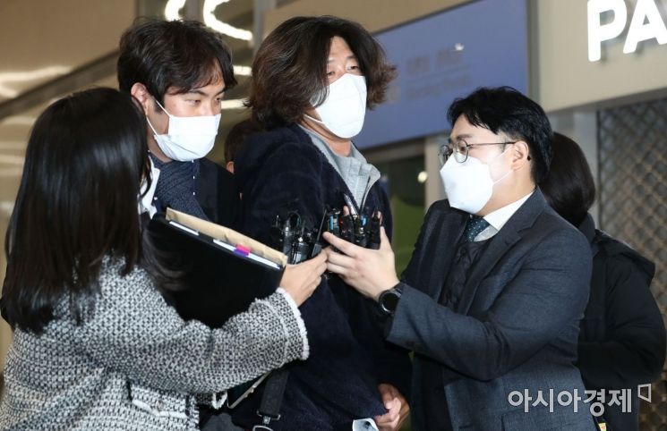 [포토]공항서 체포된 '대장동 핵심' 남욱 변호사 