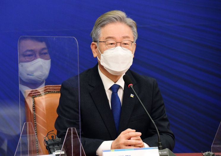 더불어민주당 이재명 대통령 후보가 지난 13일 국회에서 열린 대통령 후보-당대표-상임고문단 간담회에서 인사말을 하고 있다. /사진=연합뉴스