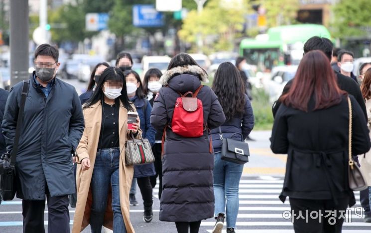 서울 종로구 세종로 네거리에서 직장인들이 외투를 입고 출근길에 오르고 있다. 사진은 기사 중 특정 표현과 무관. 사진=아시아경제DB.