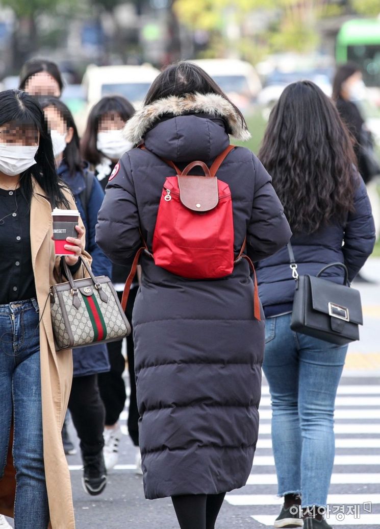 서울 아침 기온이 4도까지 떨어지며 때아닌 초겨울 날씨가 이어지고 있는 18일 서울 종로구 세종로 네거리에서 직장인들이 외투를 입고 출근길에 오르고 있다./강진형 기자aymsdream@