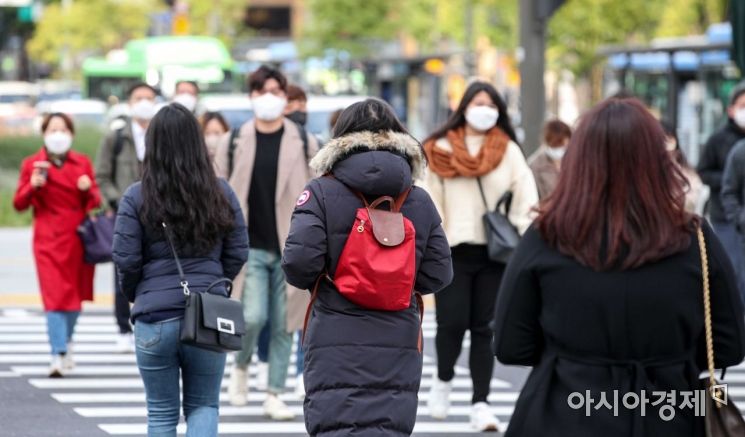 서울 아침 기온이 4도까지 떨어지며 때아닌 초겨울 날씨가 이어지고 있는 18일 서울 종로구 세종로 네거리에서 직장인들이 외투를 입고 출근길에 오르고 있다./강진형 기자aymsdream@