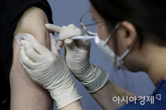 한 시민이 서울 동작구 사당종합체육관에 마련된 예방접종센터에서 백신을 맞고 있다. 사진=아시아경제DB.