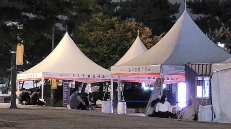 16일 오후 10시 인천 남동구 구월동의 중앙공원에 설치된 임시선별검사소에 모인 20대들이 음주를 하는 모습.