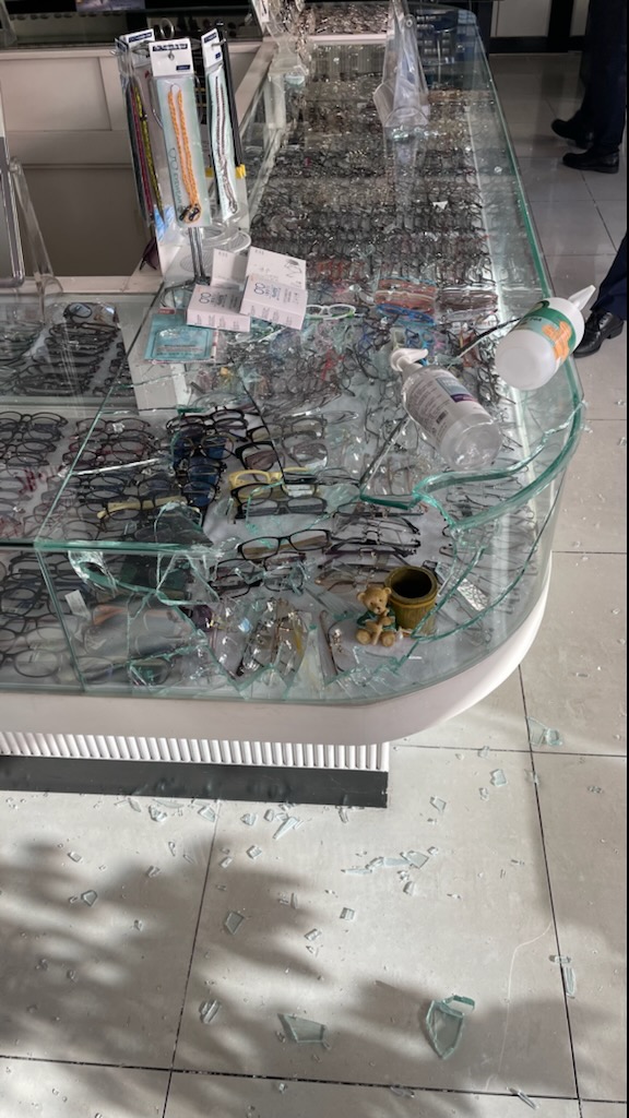 비탈길서 위험천만 볼링…10㎏ 볼링공 굴려 안경점 박살 낸 남자