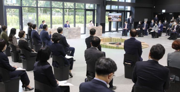 文대통령 "산림 흡수능력 강화, 해양 흡수능력도 높여야"