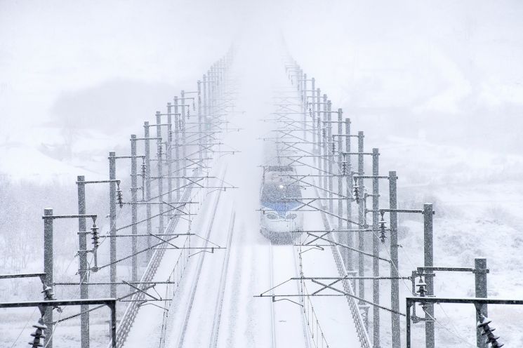 한국철도의 철도사진 공모전에서 금상을 차지한 오희재 作 ‘설국열차’. 설국열차는 눈 내리는 날 전라선 곡성역 인근을 지나는 KTX를 배경으로 촬영됐다. 한국철도 제공
